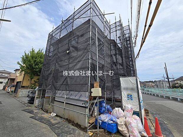 【外観】川口市差間2-32-5付近。南西角地の開放感。更に南東側も隣家の駐車場の為、三方向空いた好立地です(2026年8月1日撮影)