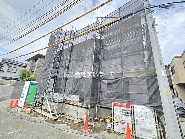 【外観】川口市差間2-32-5付近。南西角地の開放感。更に南東側も隣家の駐車場の為、三方向空いた好立地です(2026年8月1日撮影)