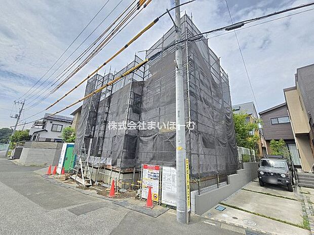 【外観】川口市差間2-32-5付近。南西角地の開放感。更に南東側も隣家の駐車場の為、三方向空いた好立地です(2026年8月1日撮影)
