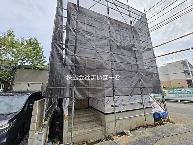 【外観】川口市差間2-32-5付近。南西角地の開放感。更に南東側も隣家の駐車場の為、三方向空いた好立地です(2026年8月1日撮影)