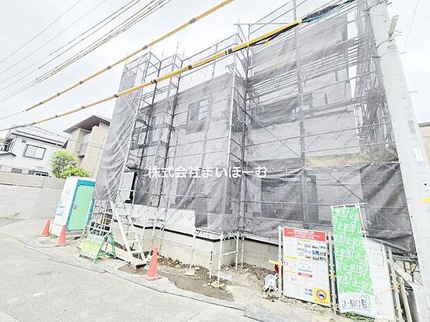 【外観】川口市差間2-32-5付近。南西角地の開放感。更に南東側も隣家の駐車場の為、三方向空いた好立地です(2026年8月3日撮影)