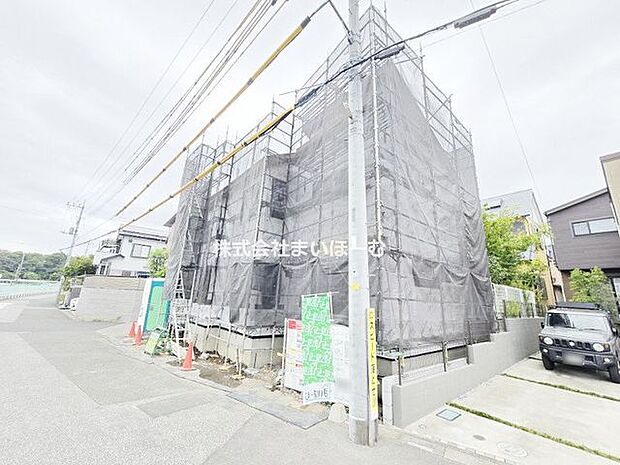 【外観】川口市差間2-32-5付近。南西角地の開放感。更に南東側も隣家の駐車場の為、三方向空いた好立地です(2026年8月3日撮影)