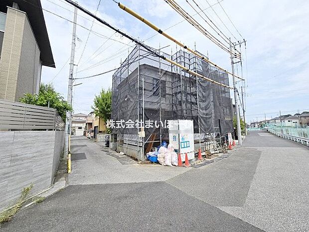【前面道路】4m×6mの公道に面し、周りの建物との距離も離れているので、開放感に富んでいます(2026年8月1日撮影)