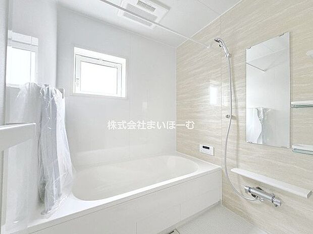 【浴室】大人の方でもゆったりと足を伸ばせる、一坪タイプのバスルーム。一人でゆったりも良し!お子さまとワイワイ入ってもいいですね♪浴室乾燥機も標準設置しています