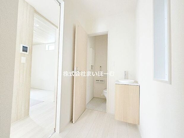 【2階洗面】2階のトイレ前にも洗面をレイアウト。衛生的で嬉しい設備ですね