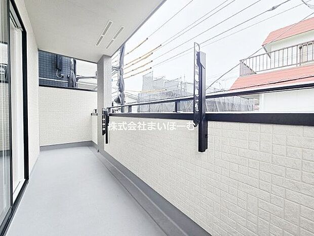 【2階インナーバルコニー】2階のバルコニーは屋根付き&照明付きです。