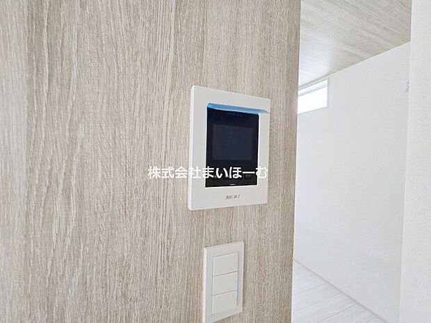 【モニターホン】訪問者を確認できるモニター付きインターホンで、お子さまがお留守番の際にも安心♪