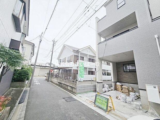 【前面道路&外観】交通量の少ない公道に面しているので、小さなお子様のいるご家族様にも安心な好立地です