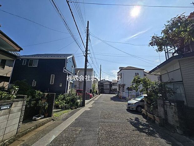 【前面道路】幅員6.46mで広々とした前面道路ですので、お車の出し入れもスムーズに行えます(2026年8月24日撮影)