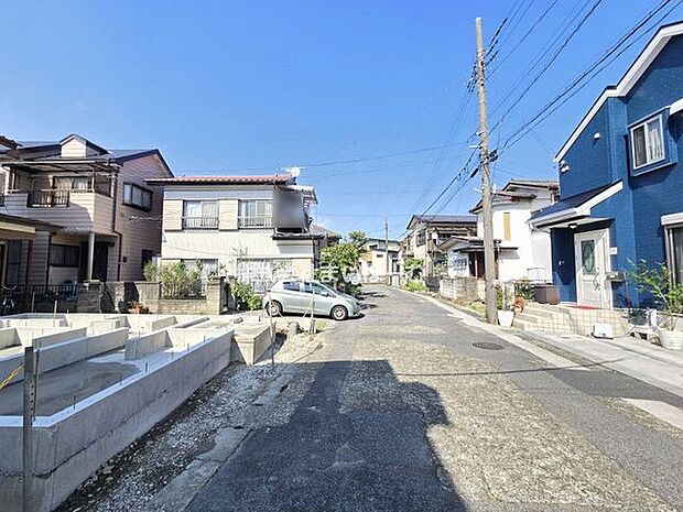 【前面道路】幅員6.46mで広々とした前面道路ですので、お車の出し入れもスムーズに行えます(2026年8月24日撮影)