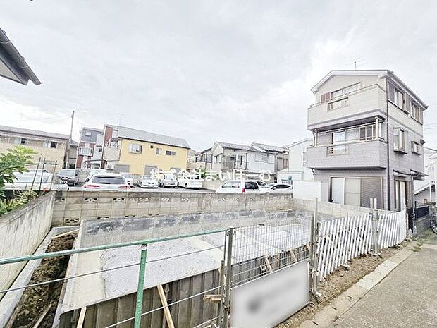 【外観】駅徒歩9分。小学校まで徒歩2分の好立地。陽当たりと風通しの良い住環境にデザイナーズ住宅が誕生します(2026年8月21日撮影)