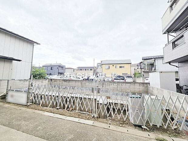 【外観】駅徒歩9分。小学校まで徒歩2分の好立地。陽当たりと風通しの良い住環境にデザイナーズ住宅が誕生します(2026年8月21日撮影)