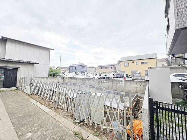 【外観】駅徒歩9分。小学校まで徒歩2分の好立地。陽当たりと風通しの良い住環境にデザイナーズ住宅が誕生します(2026年8月21日撮影)