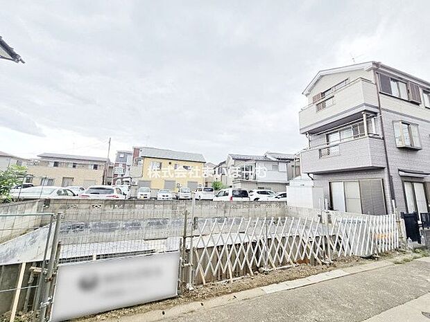 【外観】駅徒歩9分。小学校まで徒歩2分の好立地。陽当たりと風通しの良い住環境にデザイナーズ住宅が誕生します(2026年8月21日撮影)