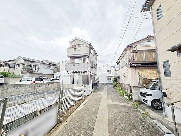 【前面道路】通り抜けできる道路ではないので車の出入りも少なく、小さなお子さまにも安心な住環境です(2026年8月21日撮影)