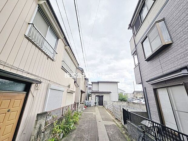 【前面道路】通り抜けできる道路ではないので車の出入りも少なく、小さなお子さまにも安心な住環境です(2026年8月21日撮影)