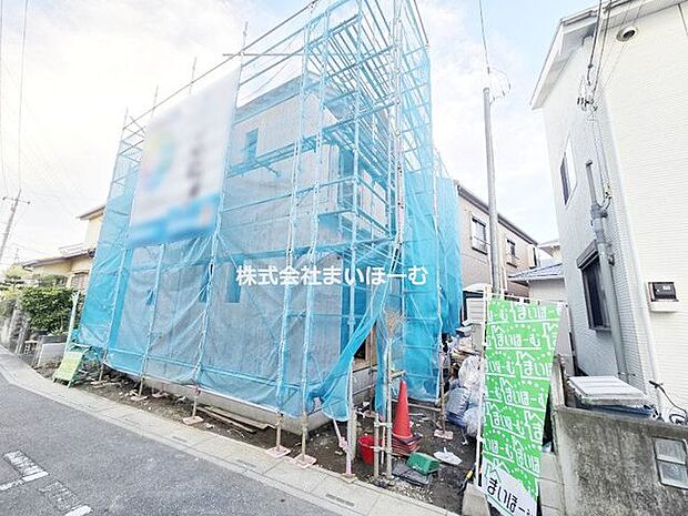 【外観】草加市両新田東町6-2付近。長期優良住宅認定の2階建て4LDKのマイホームです。ぜひ一度ご見学下さい(2026年10月3日撮影)