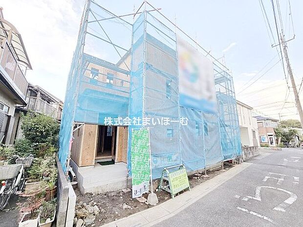【外観】草加市両新田東町6-2付近。長期優良住宅認定の2階建て4LDKのマイホームです。ぜひ一度ご見学下さい(2026年10月3日撮影)
