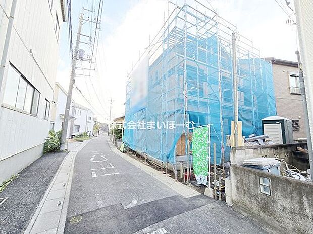 【前面道路】交通量も少ないので小さなお子さまも安心して歩ける道路です。お車の出し入れもゆっくり出来そうです(2026年10月3日撮影)