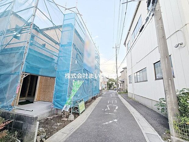 【前面道路】交通量も少ないので小さなお子さまも安心して歩ける道路です。お車の出し入れもゆっくり出来そうです(2026年10月3日撮影)