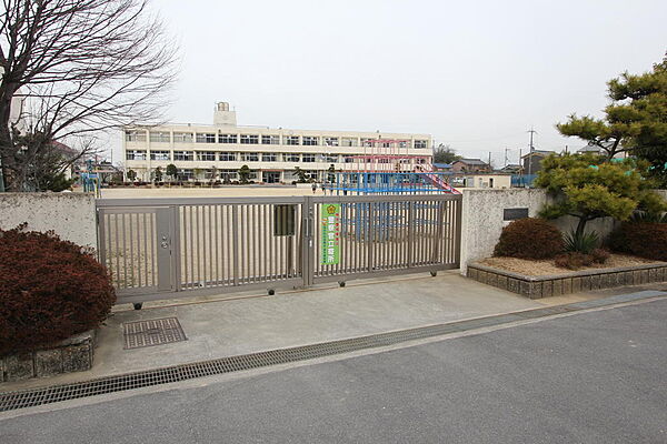 香芝市立三和小学校まで380ｍ徒歩約5分