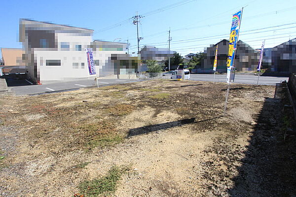 ニュータウンのほぼ中央に、大型ショッピングセンター「エコールマミ」があり、また、幹線道路沿いにはたくさんの飲食店やコンビニなどもあり、生活に大変便利です。