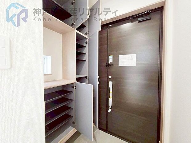 玄関にはたっぷり収納できるシューズボックスを設置♪