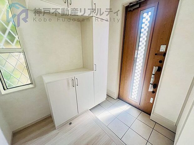 玄関にはシューズボックスがございますんのでお片付けがしやすいですよ♪
