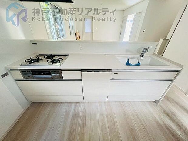 キッチンは対面タイプ♪配膳もスムーズ♪家族の顔を見ながら家事がはかどります♪