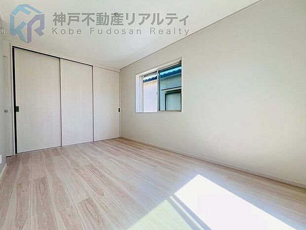 クローゼット付きの洋室♪お部屋のスペースを有効にお使い頂けます♪