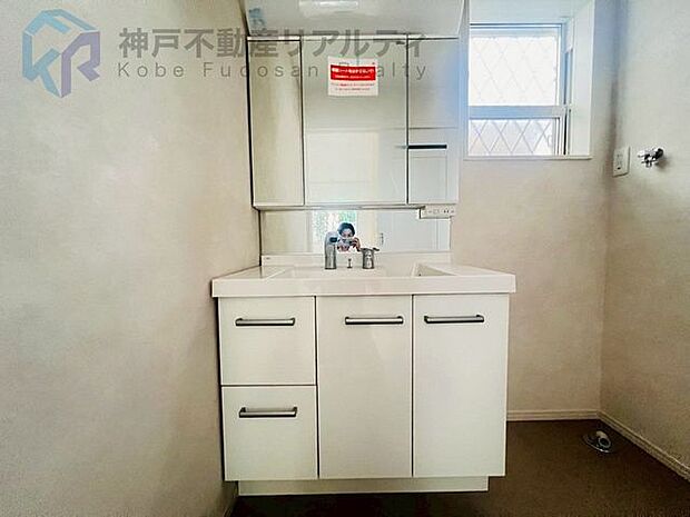 収納たっぷりの三面鏡洗面台で、朝の身支度もスムーズ♪