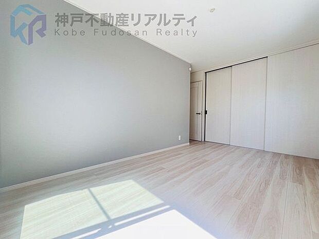 アクセントクロスがお洒落な室内♪