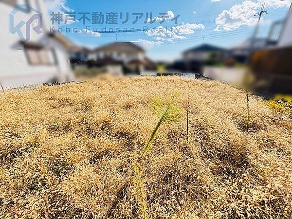 ・更地渡し♪ひな壇になっており陽当たり良好♪
