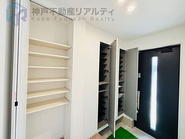 大容量の玄関収納で、家族全員の靴をすっきり整理できます。