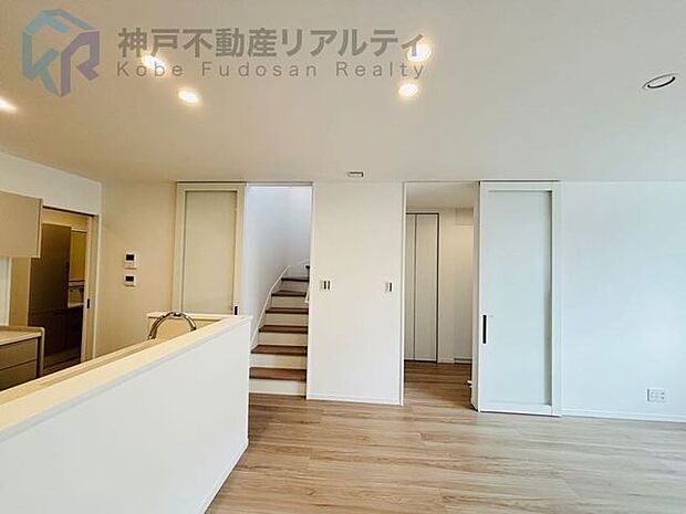 リビング階段なので、家族のコミュニケーションが取りやすく、風通しの良い開放的な空間です。