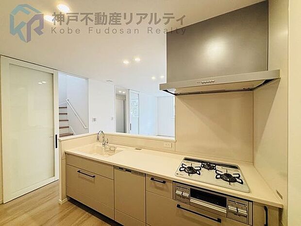 カウンターキッチン付き。調理の導線に配慮した使い勝手のよいレイアウトです。