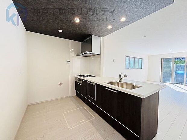 対面タイプのキッチンはお料理出しもスムーズ♪