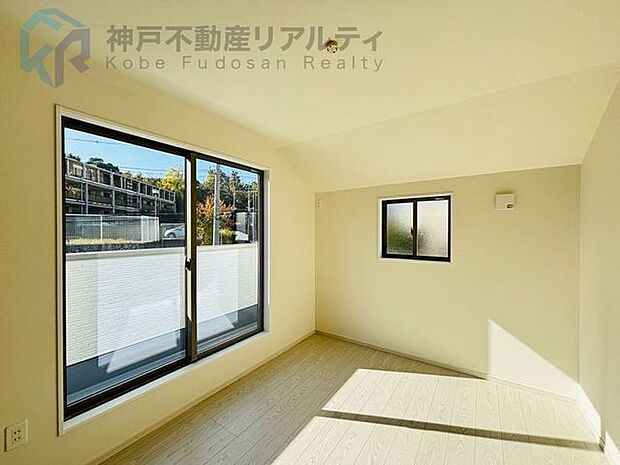 明るい自然光が差し込むシンプルな洋室♪