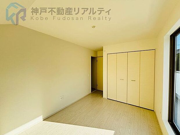 お気に入りの家具や照明が映える、スタイリッシュな洋室です♪