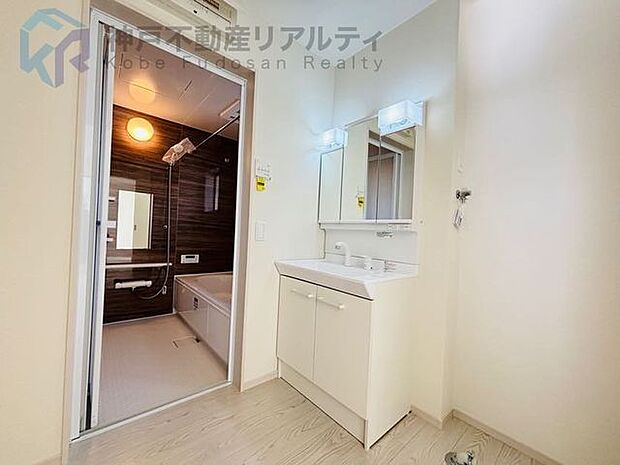 明るく清潔感のある洗面場♪