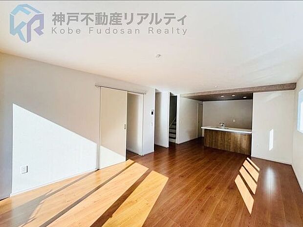 LDK約20帖♪明るい自然光が差し込む開放的なリビング