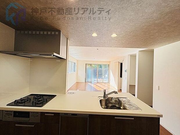 対面タイプのキッチンはお料理出しもスムーズ♪