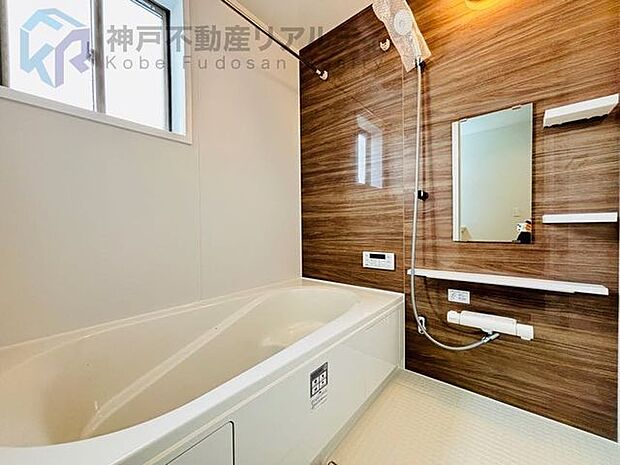 木目調のアクセントパネルが温もりを演出するお洒落な浴室