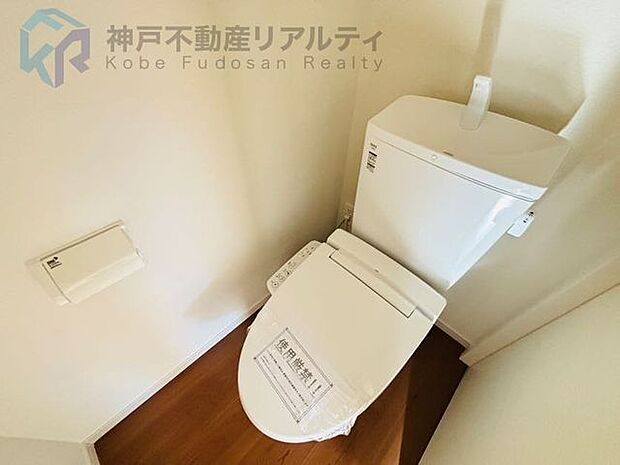 白を基調とした清潔感あふれるトイレ