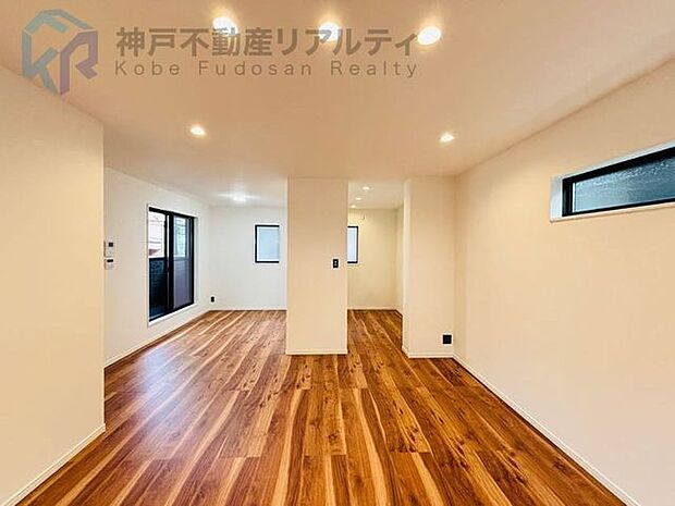 明るい自然光が差し込む開放的なリビング。くつろぎの時間を過ごせる空間です。