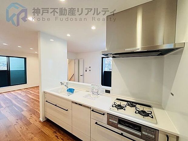 対面タイプのキッチンはお料理出しもスムーズ♪