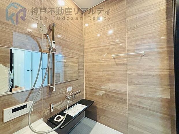 木目調のアクセントパネルが温もりを演出するお洒落な浴室