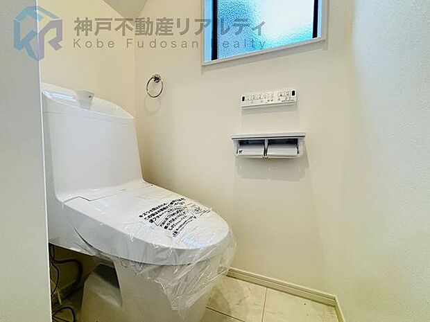 白を基調とした清潔感あふれるトイレ。