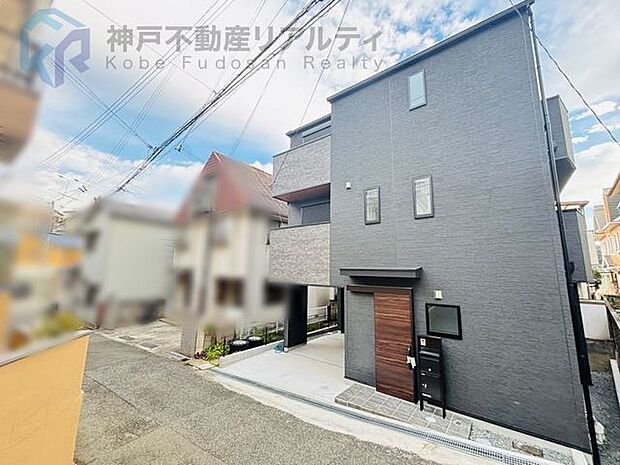 前面道路含む外観