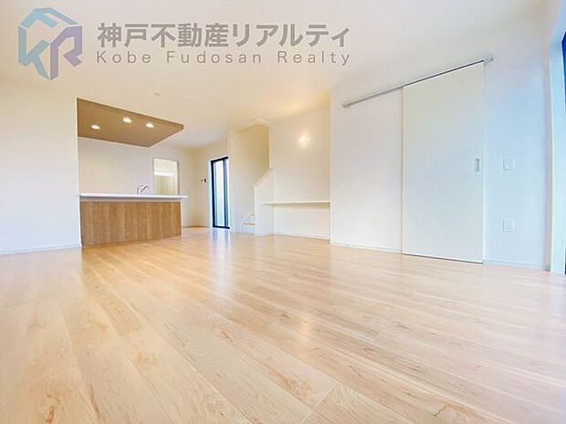 1号棟◆リビングの様子を見ながら家事ができる対面式のキッチン♪